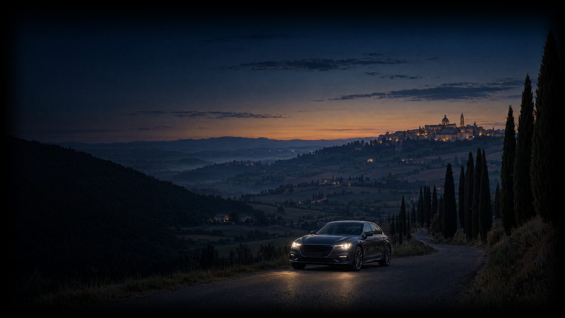 Immagine generata con intelligenza artificiale: Auto scura con i fari accesi su una strada di campagna tra le colline marchigiane al crepuscolo, con un borgo illuminato sulla collina sullo sfondo